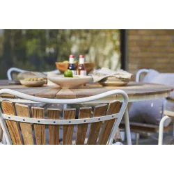 Smukt Ella haves�t � �130 cm rundt teakbord &amp; 5 stabelstole i hvid