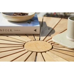 Hyggeliget Ella caf�s�t - �80 cm Goldteak bord med 2 antracit stabelstole