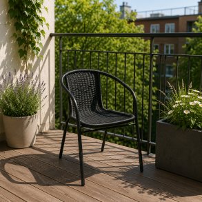 Komfortabel caf�stol med ekstra rummelig siddeplads og brede arml�n - Vedligeholdelsesfri og stabelbar Sort