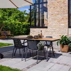 Flot havebord med naturfarvede teak lameller og sort stel - Model: Parc