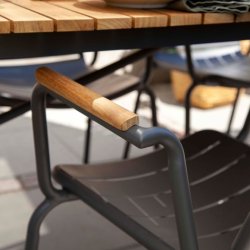 Flot havebord med naturfarvede teak lameller og sort stel - Model: Parc