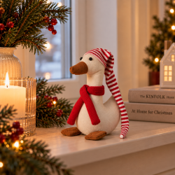 Siddende juleand i sand med r�d hue og t�rkl�de�- F�s i flere st�rrelser