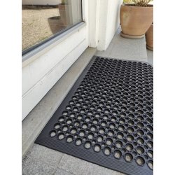 Fyrkantig drrmatta med ett ihligt mnster. Drrmattan tler allt vder. 60x80 cm