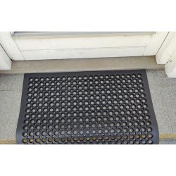 Fyrkantig drrmatta med ett ihligt mnster. Drrmattan tler allt vder. 60x80 cm