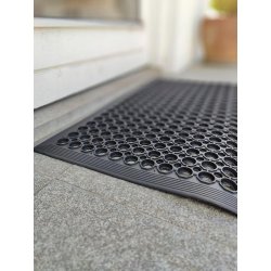 Fyrkantig drrmatta med ett ihligt mnster. Drrmattan tler allt vder. 60x80 cm