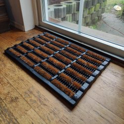 Drmtte af Gummi med Brste af kokos. Et perfekt mix af design og funktion. Fs i flere strrelser.