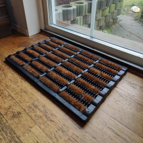 Drmtte af Gummi med Brste af kokos. Et perfekt mix af design og funktion. Fs i flere strrelser.