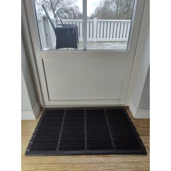 Drmtte af Sort Gummi med brste, der effektivt fanger snavset under skoene. Fs i flere strrelser