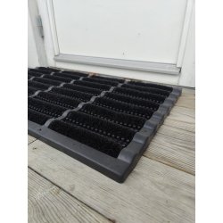 Drmtte af Sort Gummi med brste, der effektivt fanger snavset under skoene. Fs i flere strrelser