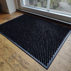 Drmtte af slidstrkt Gummi Grs der kan modst alt vejr uden form ndring - 40x60 cm - Sort