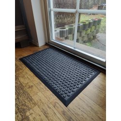 Dots Drmtte den praktiske og slidstrke lsning - Gummi/Gr - 45 x 75 cm. Fremstillet i gummi