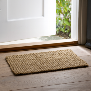 Tyk og robust mtte af flettet Jute. Jute mtterne fs i forskellige strrelser og farver.