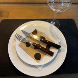 Sort/oliven dkkeserviet. 30x45 cm. Som kan vendes og bruges p begge sider med forskellige farver.