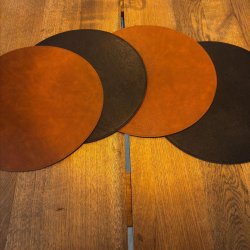 Rund dkkeserviet i PU Lder. D38 cm. Med farve p begge sidder. Vlg farve.