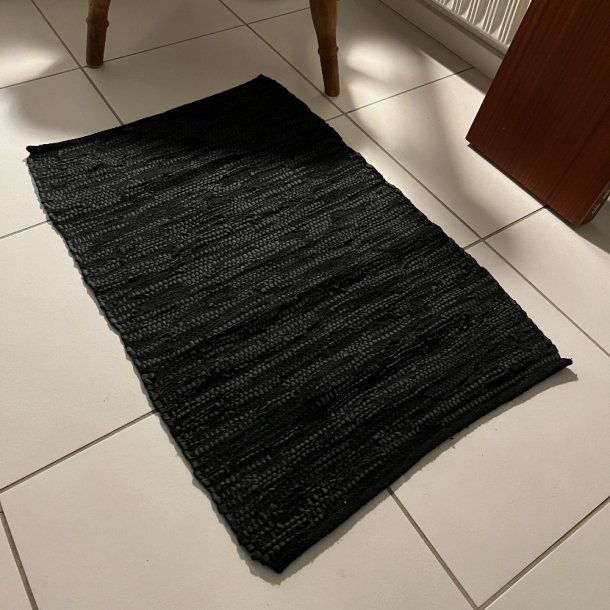 Gulvtppe i Skind 60x90 cm fra Dacore. Hj kvalitet og meget slidstrkt. Vlg blandt mange farver Sort