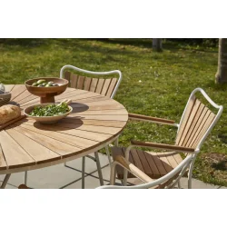 Smukt Ella haves�t � �130 cm rundt teakbord &amp; 5 stabelstole i hvid