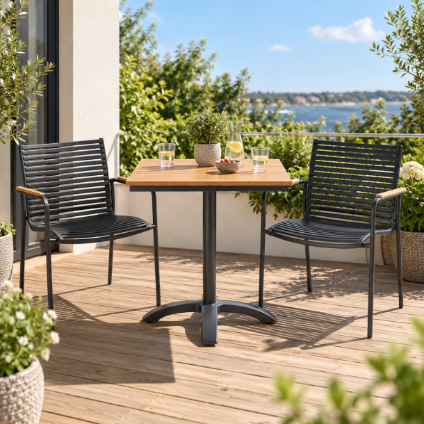 Eline havem�bels�t i teak og antracitfarvet aluminium�- Moderne og pladsbesparende caf�s�t med �t caf�bord 70x70 cm og 2 stabelbare stole - Model: Mood Classic