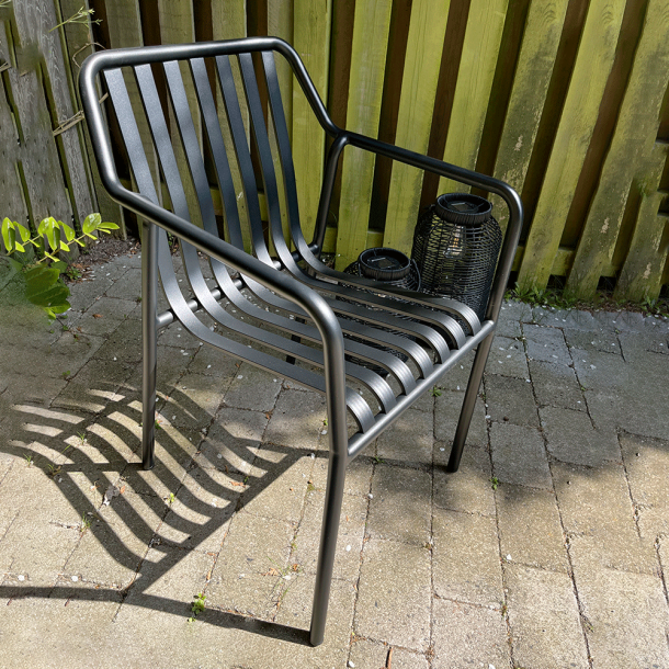 Massiv alu Stabelbar Henry havestol med lameller og arml�n - v�lg farve! Sort