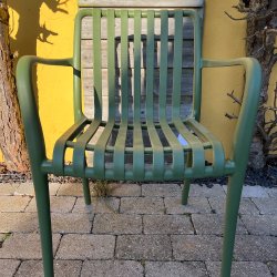 Stabelbar vedligeholdelsefri havestol i UV-beskyttet stbt plast - Model: Lily - Vlg farve 