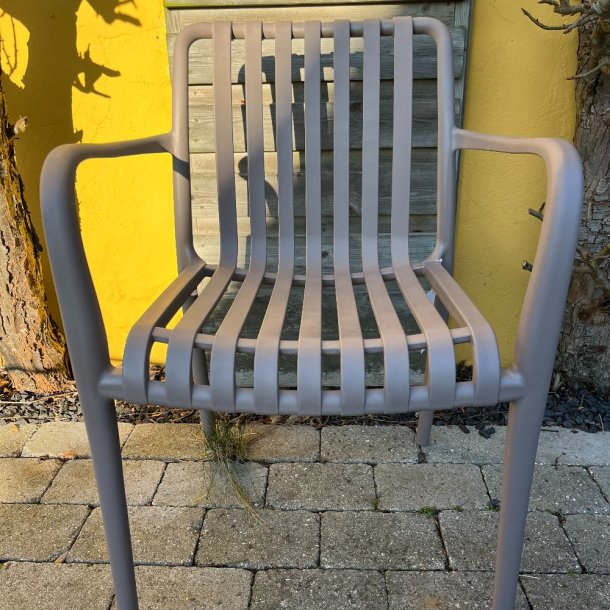 Stabelbar vedligeholdelsefri havestol i UV-beskyttet stbt plast - Model: Lily - Vlg farve  Cappuccino