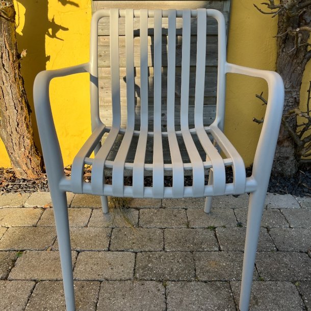 Stabelbar vedligeholdelsefri havestol i UV-beskyttet stbt plast - Model: Lily - Vlg farve  Gr&aring;