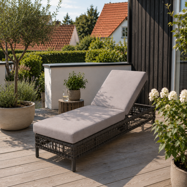 Vila Fr�ya solvogn i brun - Stilfuld og komfortabel solvogn i UV-beskyttet polyrattan med justerbar ryg, hjul og 12 cm tyk hynde