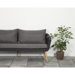 Johannes Sofa sort 100 % vedligeholdelsesfri. Inklusiv luksus all weather hynder og puder.