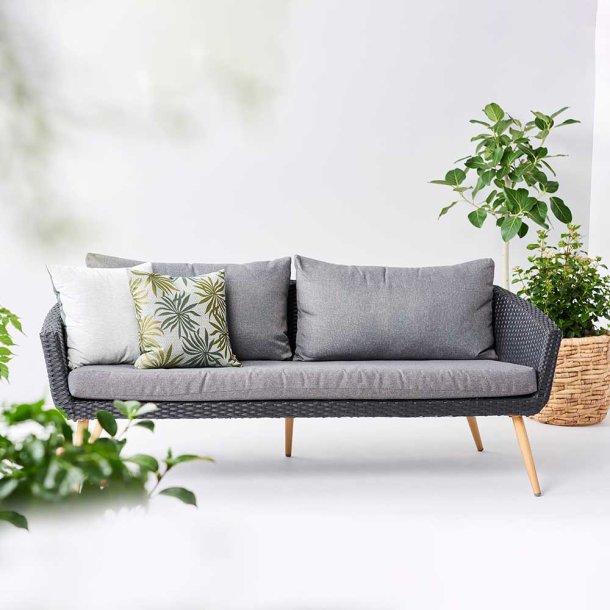 Johannes Sofa sort 100 % vedligeholdelsesfri. Inklusiv luksus all weather hynder og puder.