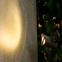 Stilfuld solcelle-spotlight med effektivt amorft solpanel, kraftig SMD LED og genopladeligt batteri � 13x8x28 cm
