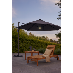Hngeparasol med lys som lades op af solceller. Vandtt rund : 3.5 m. Farve: antracit Model: Torben