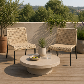 Stilren og komfortabel stabelbar lounge havestol i naturfarvet flad polyrattan og sort st�lstel - Kan st� ude hele �ret
