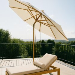 Naturfarvet parasol med bambus stok. : 3 M  - Vandtt + Dug har UV30+ solbeskyttelse. Model: Milano