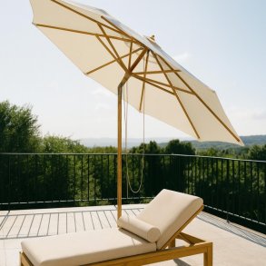 Naturfarvet parasol med bambus stok. : 3 M  - Vandtt + Dug har UV30+ solbeskyttelse. Model: Milano