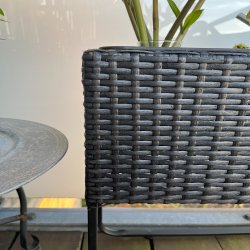Plantekasse i UV-beskyttet polyrattan med ben - sort. Kan st ude ret rundt