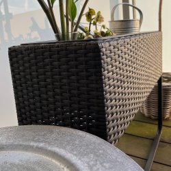 Plantekasse i UV-beskyttet polyrattan med ben - sort. Kan st ude ret rundt
