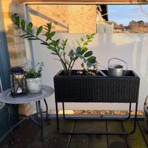 Plantekasse i UV-beskyttet polyrattan med ben - sort. Kan st ude ret rundt