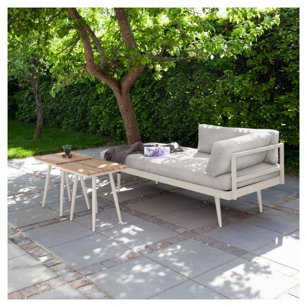 Side-/sofabord i kombination af aluminium og teak tr�. Model Rio. V�lg farve: Sand eller gr�