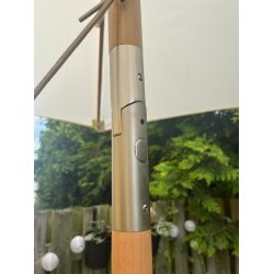 Parasoll - : 1,8 m. Vlj frg - Vattentt + Dug har UV30+ solskydd. Modell: Venedig