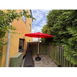 100 % vandtt Parasol m/2-delt stok. : 3M.  Vlg farve + Dug har UV30+ solbeskyttelse. Model: Nice