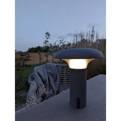 UV-beskyttet LED-lampe med USB ladestation i PP plast til udendrs brug - Model: Amanda