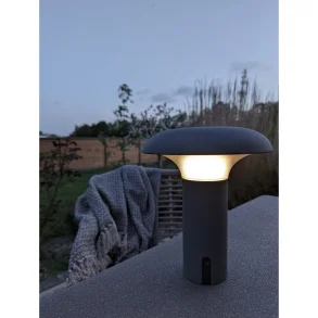 UV-beskyttet LED-lampe med USB ladestation i PP plast til udendrs brug - Model: Amanda