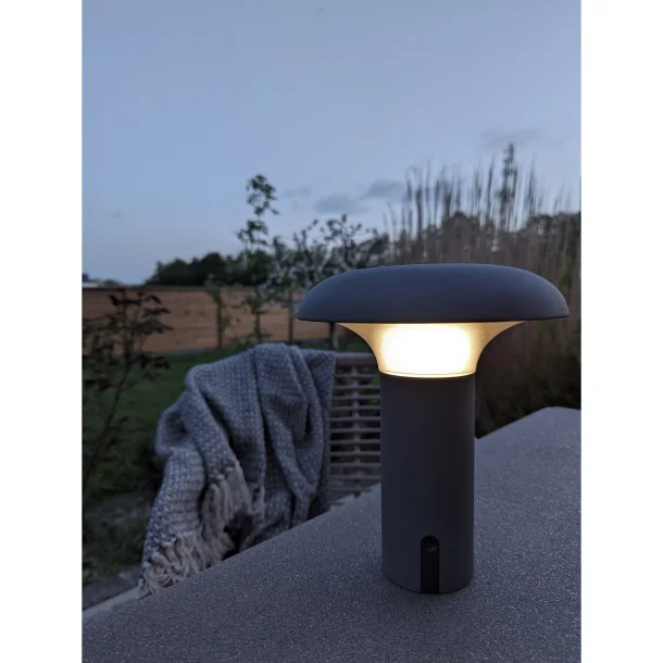 UV-beskyddad LED lampa med USB laddningsstation i PP-plast fr utomhusbruk - Modell: Amanda