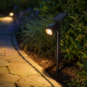 Stilfuld solcelle-spotlight med effektivt amorft solpanel, kraftig SMD LED og genopladeligt batteri � 13x8x28 cm