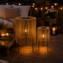 Elegant solcelle-gulvlygte i naturfarvet flet - Hyggelig LED-belysning til terrasse og have - V�lg st�rrelse