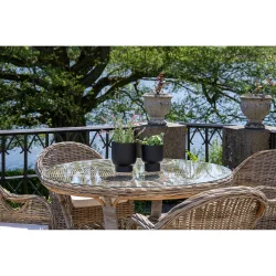 Vedligeholdelsefrit havebord i kubu rattan med glasplade - 120xH77 cm