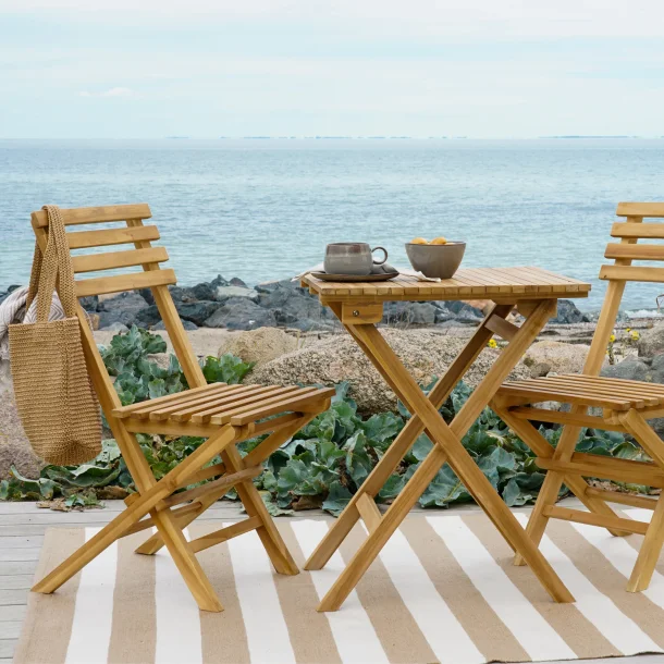 Naturligt farvet cafst med 2 stole og 1 bord i gold teaktr - Model: Vallmo