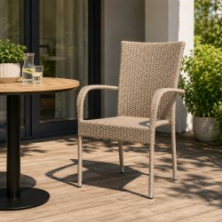 Viola vedligeholdelsesfrit havem�bels�t - Elegant rundt �113 cm havebord i polywood med teakfarvet askelook og 4 komfortable havestole i naturfarvet polyrattan