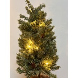 Juletr i jutepose med sne og LED lys