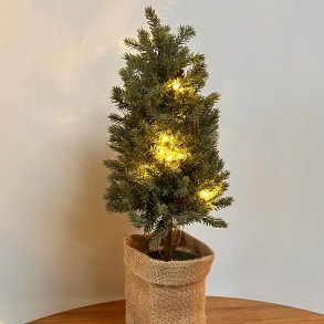 Juletr i jutepose med 20 LED lys. Hjde: 50 cm. Vlg mellem med eller uden sne
