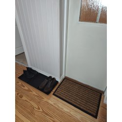 Skomatta med kant i svart plast. Skonar golvet frn smuts och vatten med en smart design med kant